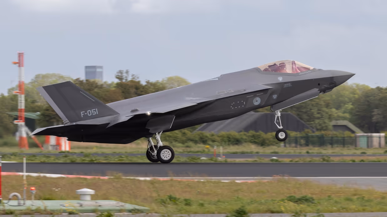F-35 met staartnummer F-051 landt op landingsbaan.