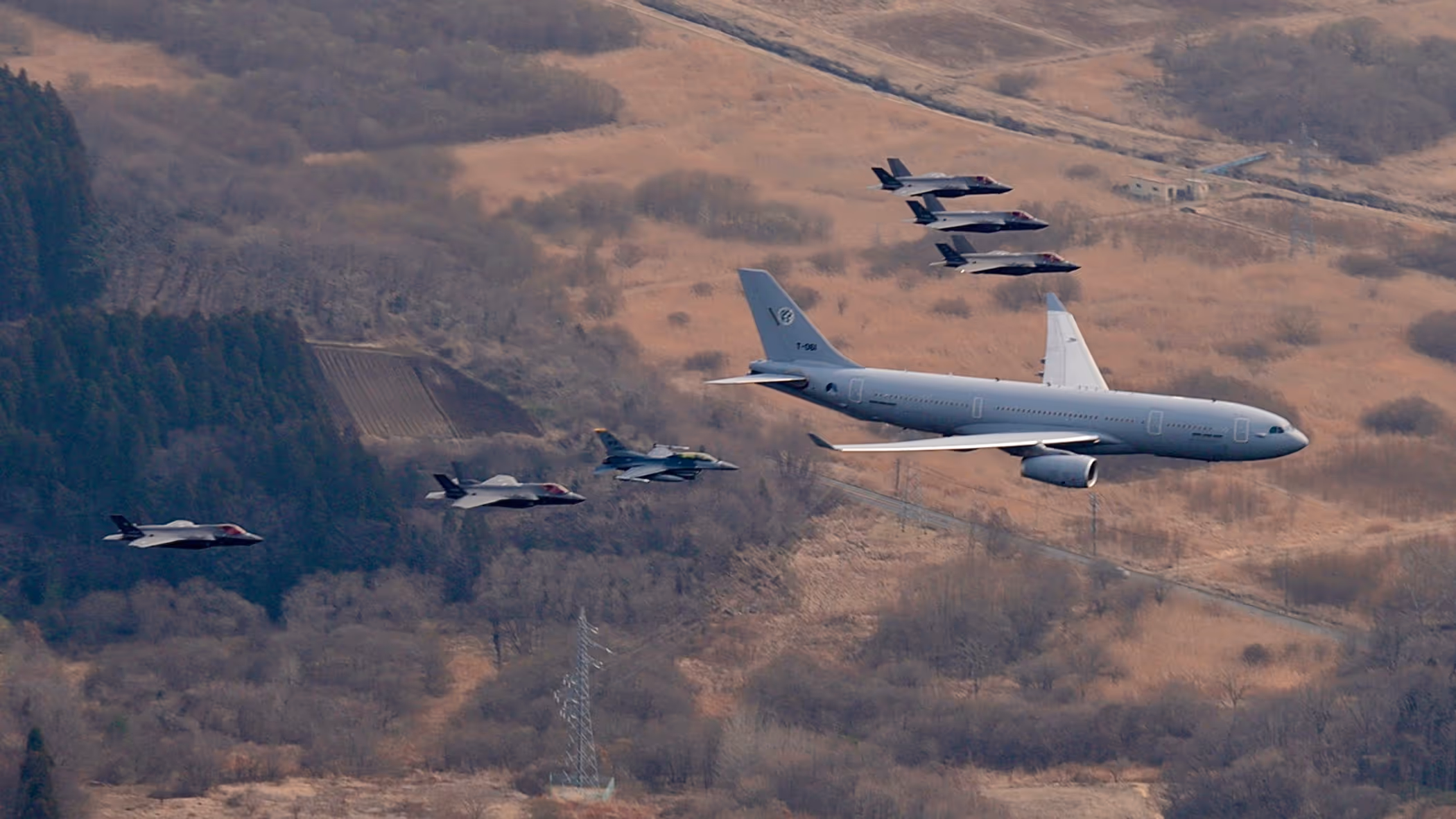 Een A330 MRTT leidt een formatie van F-35’s van Japan, Nederland en de Verenigde Staten en een F-16 van de VS.