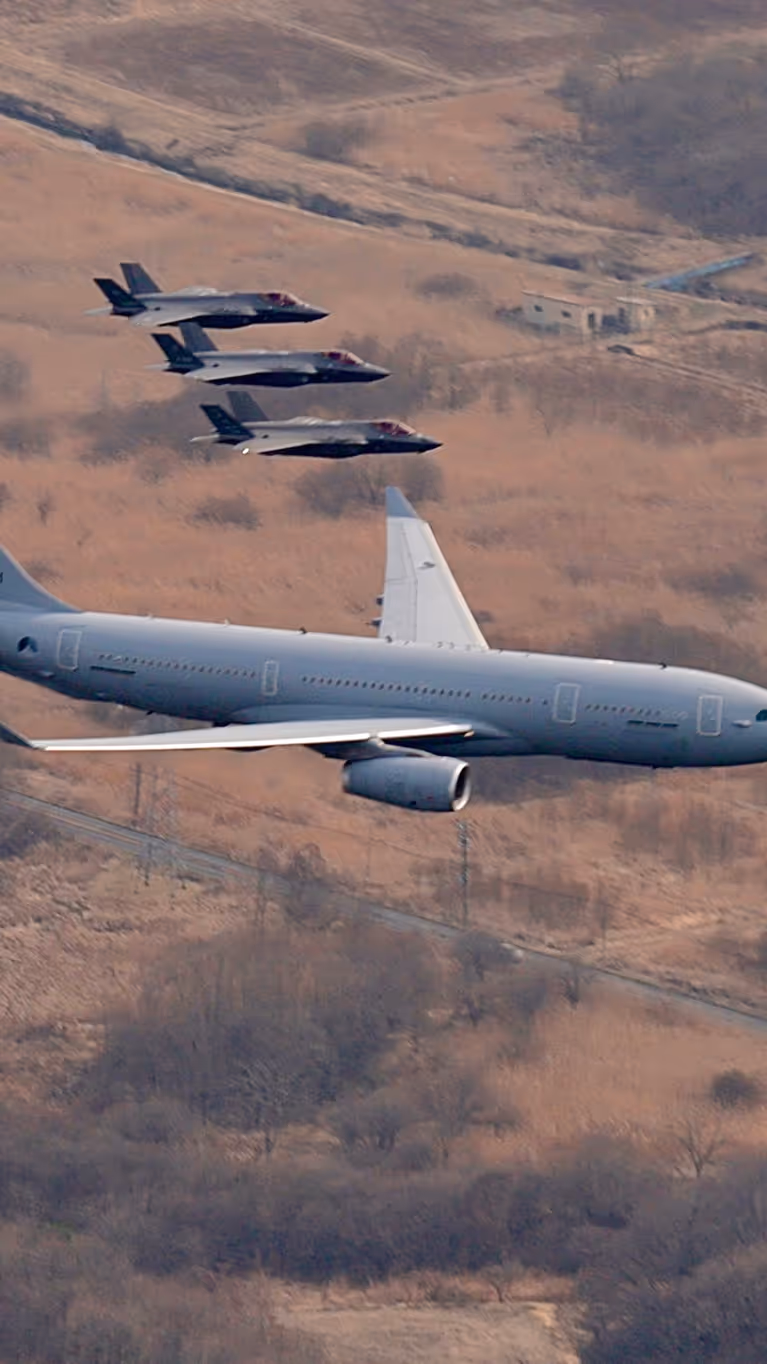 Een A330 MRTT leidt een formatie van F-35’s van Japan, Nederland en de Verenigde Staten en een F-16 van de VS.
