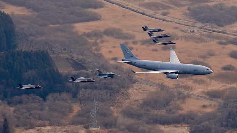 Een A330 MRTT leidt een formatie van F-35’s van Japan, Nederland en de Verenigde Staten en een F-16 van de VS.