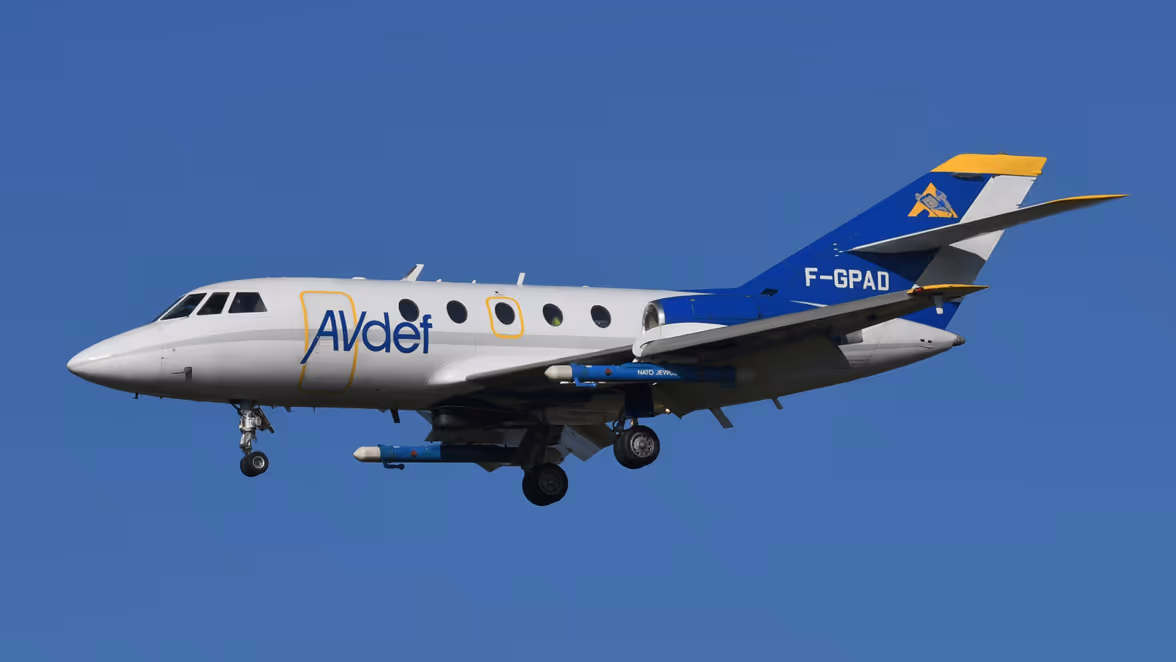 Een toestel met bewapening in de lucht.