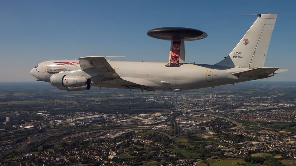 Een radarvliegtuig in de lucht.