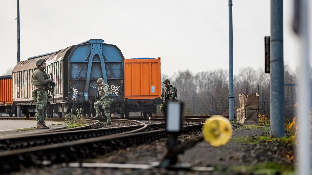 Reservisten bewaken de Euroterminal in Coevorden.