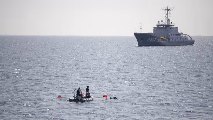 De Snellius op zee met duikteam op de voorgrond