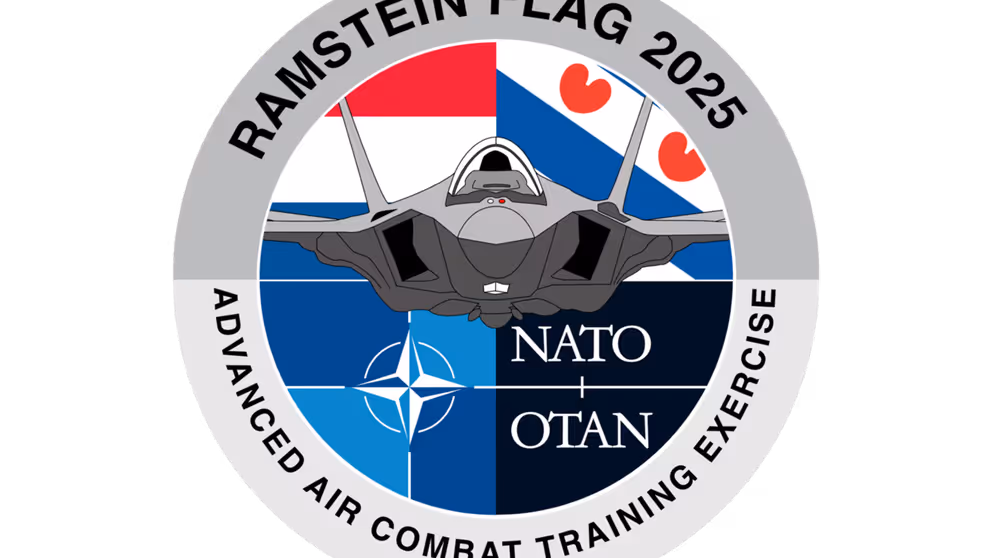 Cirkelvorming embleem van Ramstein Flag 2025. in het midden is een jachtvliegtuig te zien.