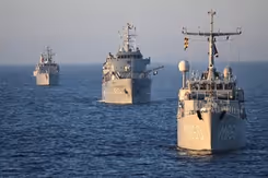 Marineschepen te water.