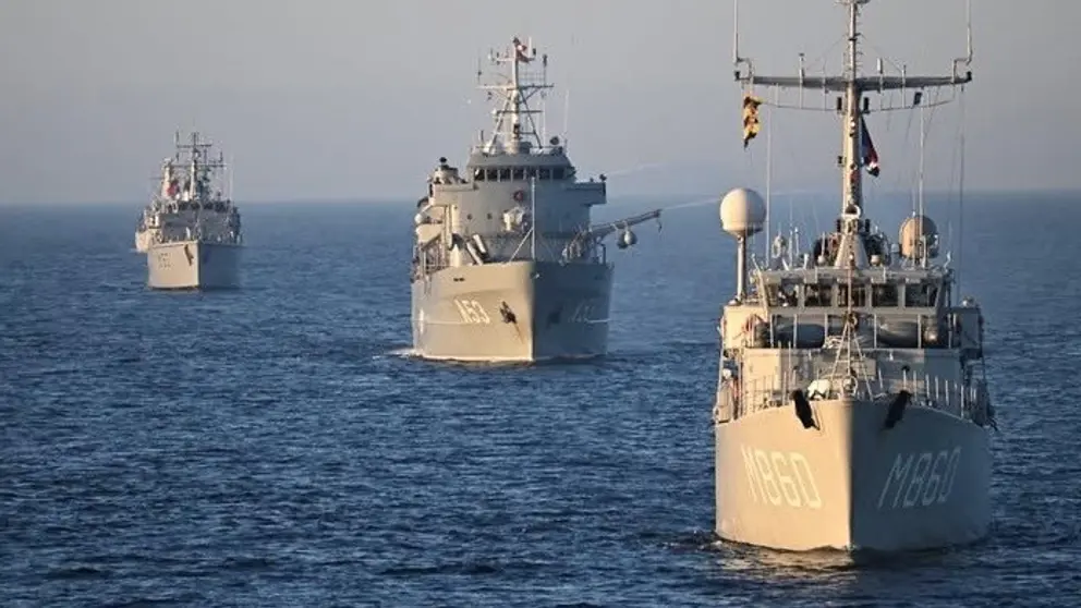 Marineschepen te water.