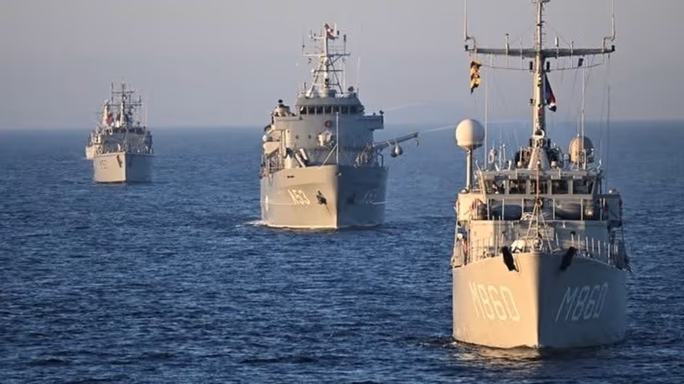 Marineschepen te water.