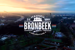 Luchtfoto van landgoed Bronbeek met logo De mannen van Bronbeek documentaire in witte letters eroverheen.