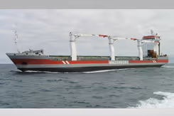 Vrachtschip op open water.