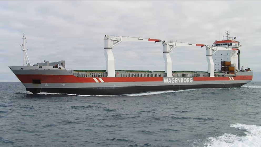 Vrachtschip op open water.