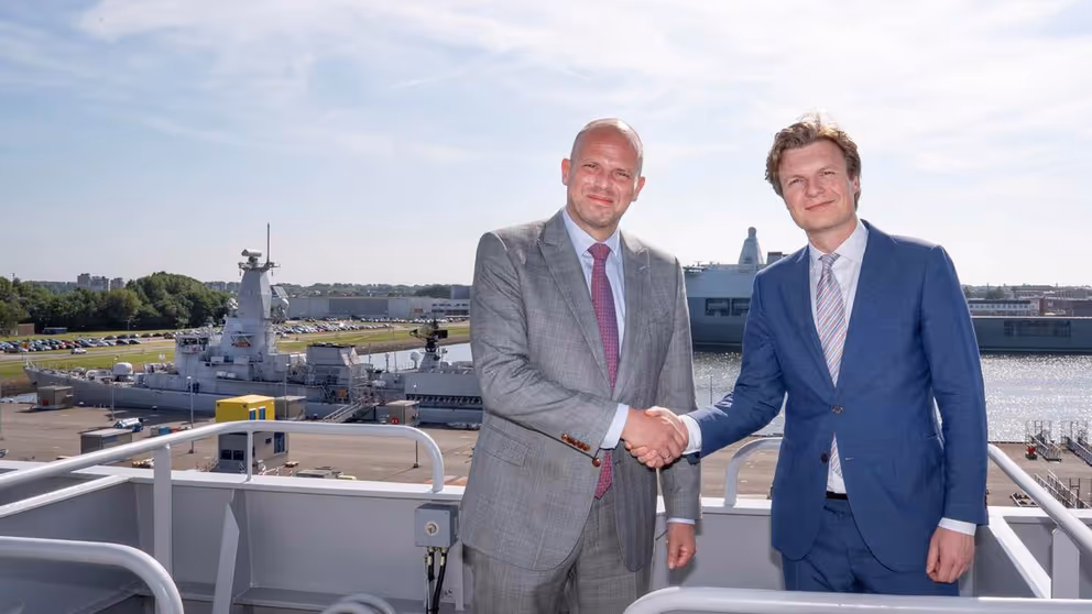 Minister van Defensie Ruben Brekelmans en zijn Belgische collega Theo Francken schudden elkaar de hand.