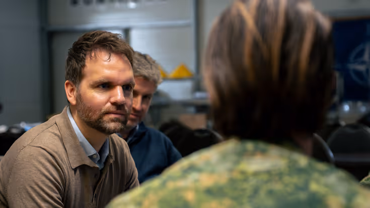 Boswijk luistert naar een militair.