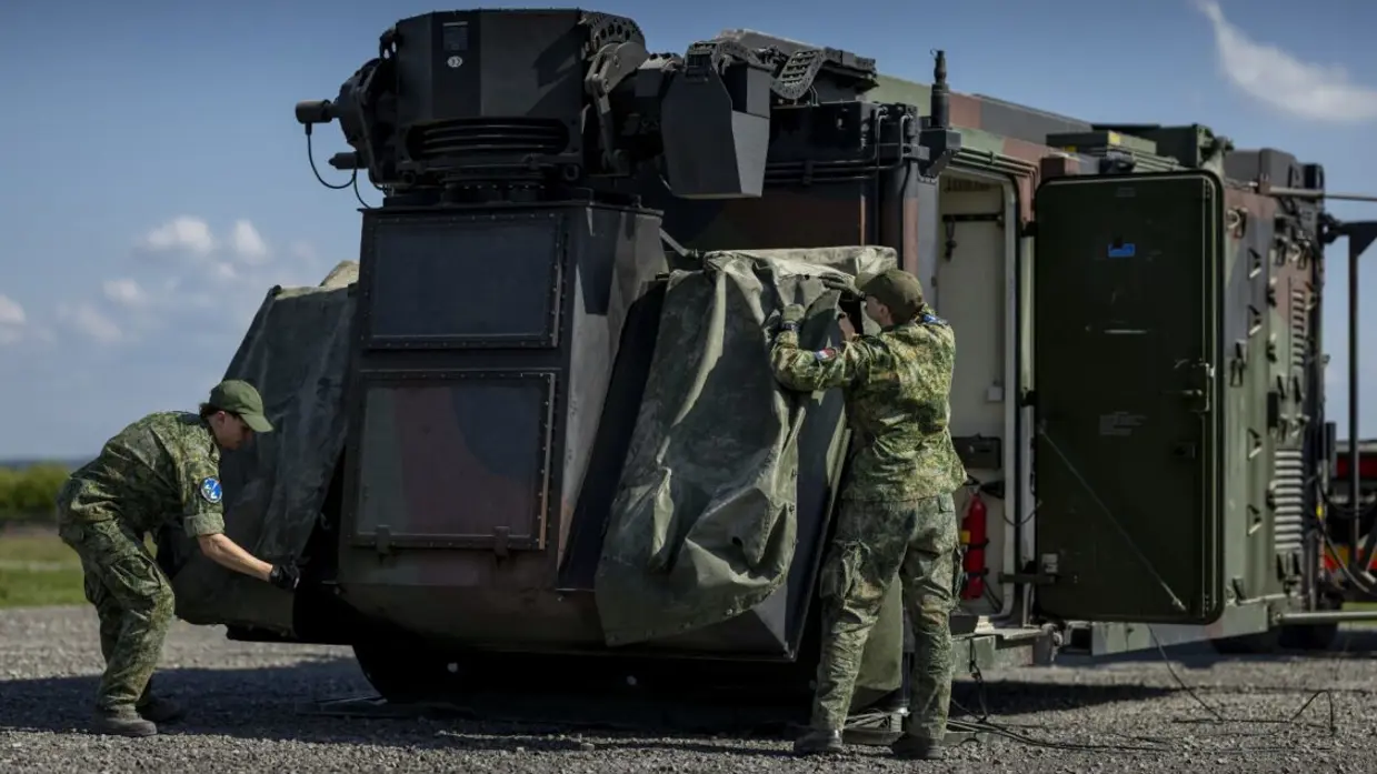 Militairen zijn bezig met een radarsysteem.