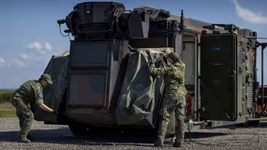 Militairen zijn bezig met een radarsysteem.