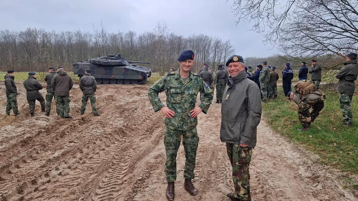 Binnenkort maakt Bielander de overstap naar Krijgsmachtadjudant in Den Haag. “Bij de landmacht liggen we allemaal redelijk op één lijn,” zegt hij. “Maar bij marine, luchtmacht en marechaussee spelen weer andere zaken.” Zijn uitdaging wordt om die verschillende belangen samen te brengen.