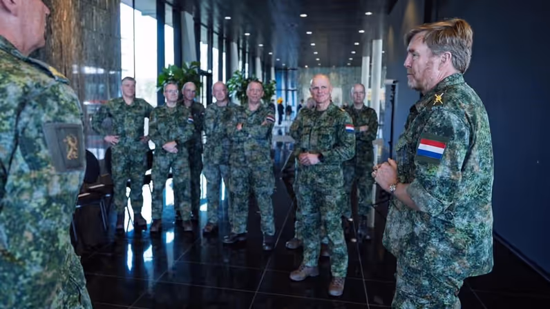 Koning Willem-Alexander in gesprek met een groep landmachters.