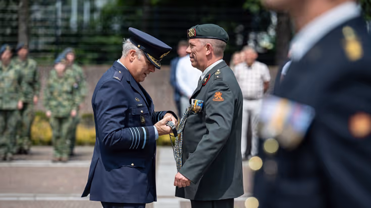 Twee militairen in hun nette pak tijdens een officiële ceremonie.