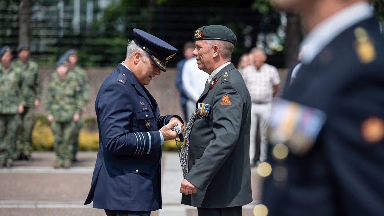 Twee militairen in hun nette pak tijdens een officiële ceremonie.