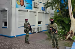 Mariniers bewaken een gevangenis