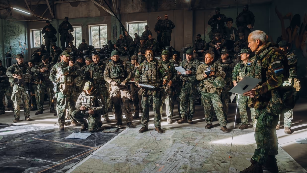 Bl6 Brigadegeneraal Gert Jan Kooij Re Spreekt Zijn Troepen Toe.