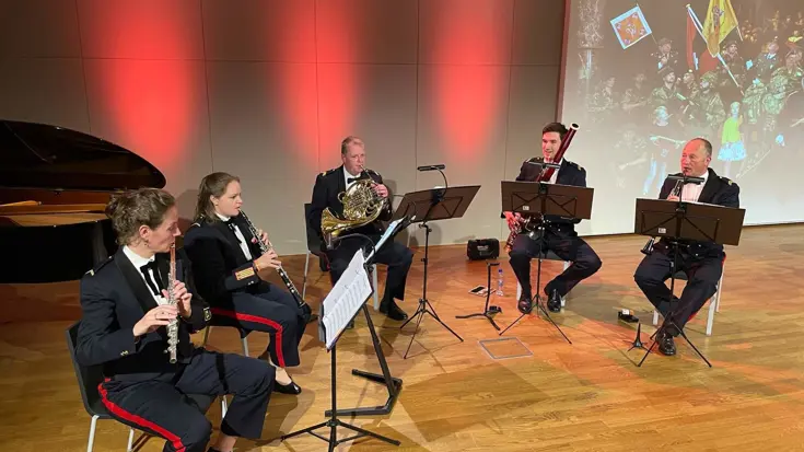 Het blaaskwintet van de KMKJWF aan het spelen.