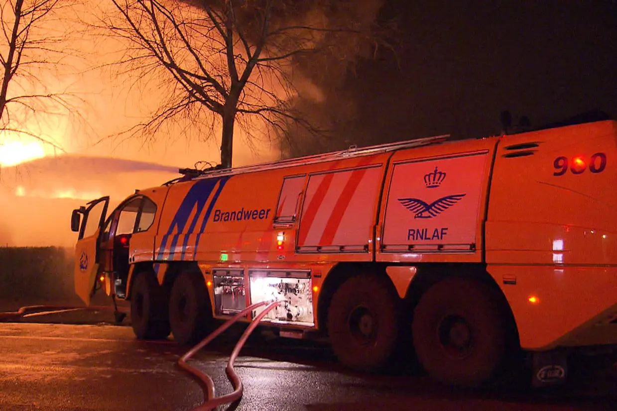 Gele crashtender blust met dakkanon een brand.