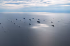 Grote groep schepen op vlakke zee. 