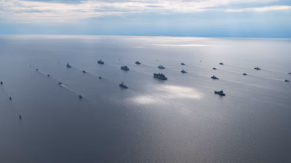 Grote groep schepen op vlakke zee. 