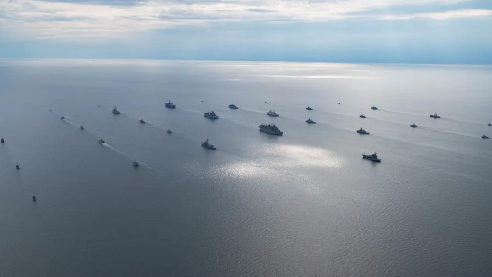 Grote groep schepen op vlakke zee. 