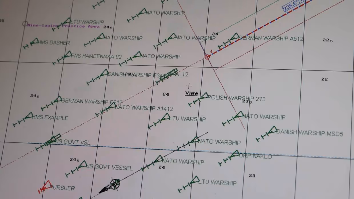 Kaart met aanduidingen van schepen tijdens oefening Baltops.