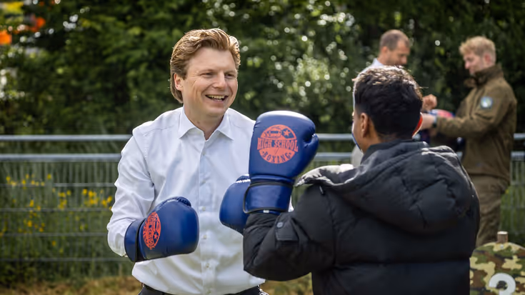 De minister bokst.