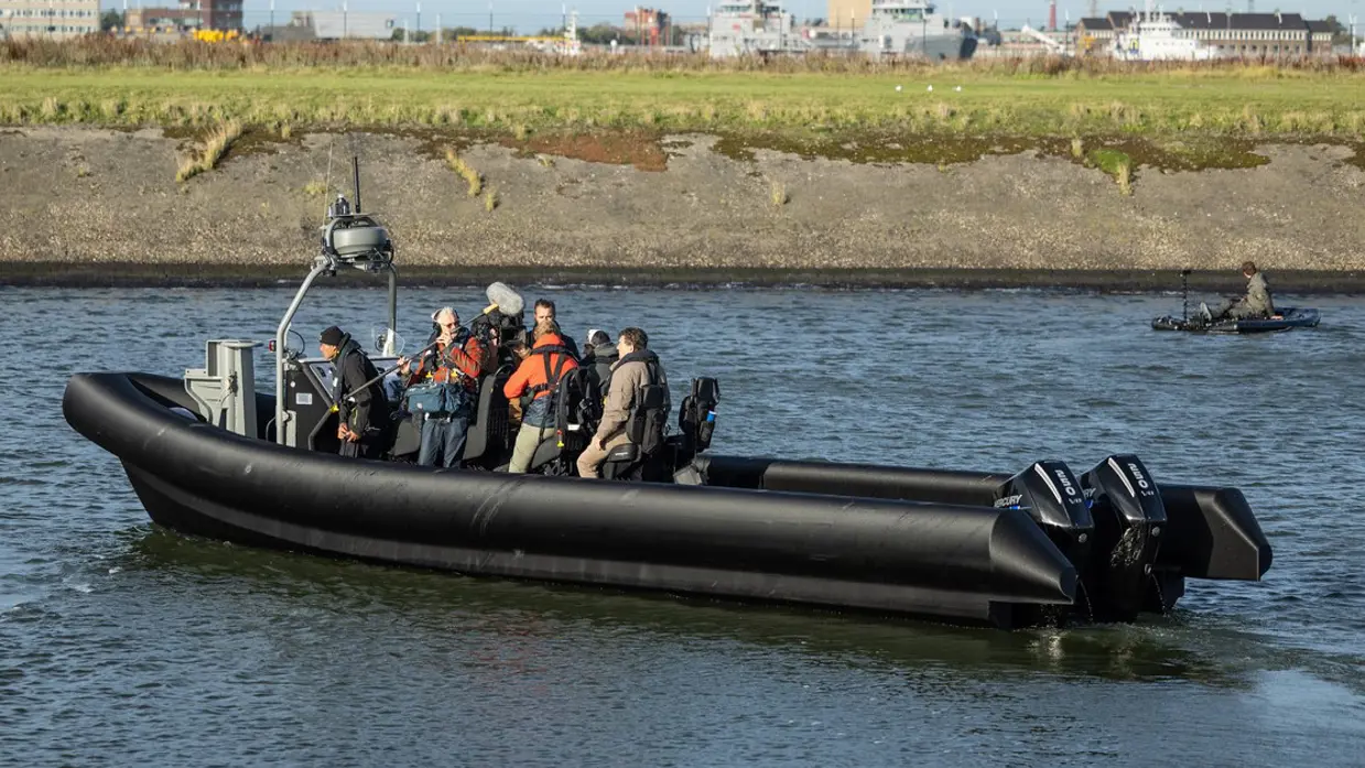 Staatssecretaris het water op in een geprinte boot.