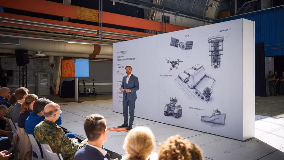 Derk Boswijk spreekt de zaal toe bij MIND Tech Centre