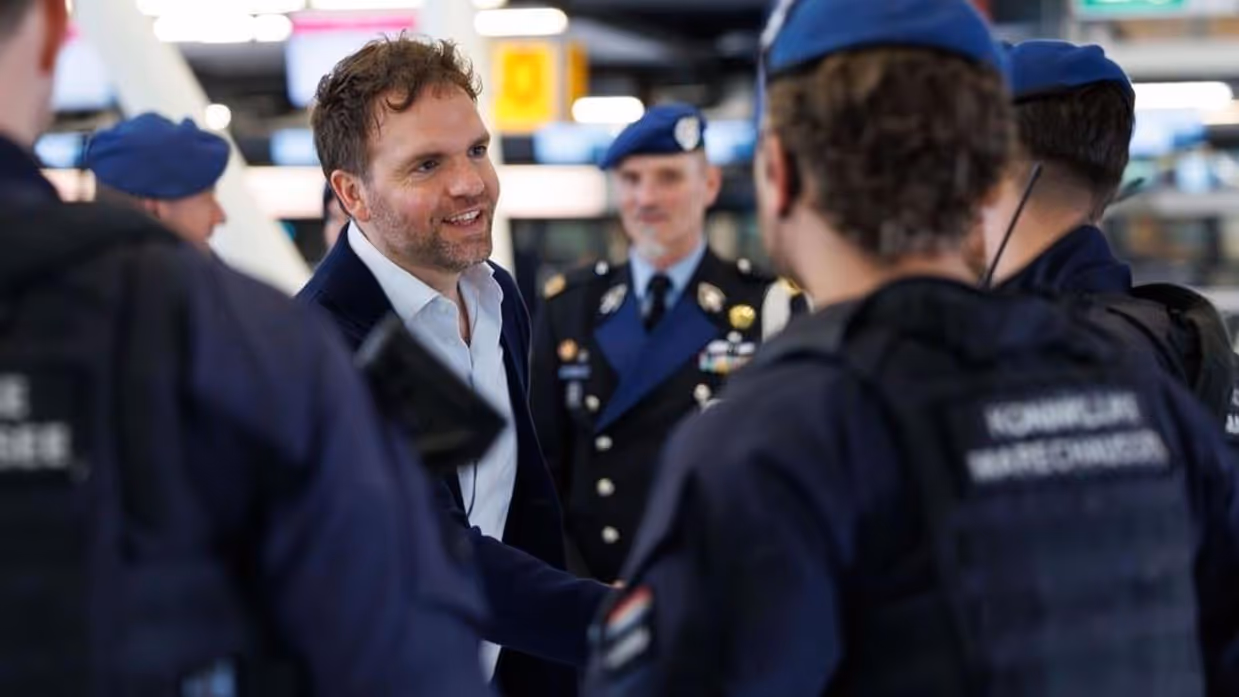 Minister van Asiel en Migratie bezoekt Schiphol