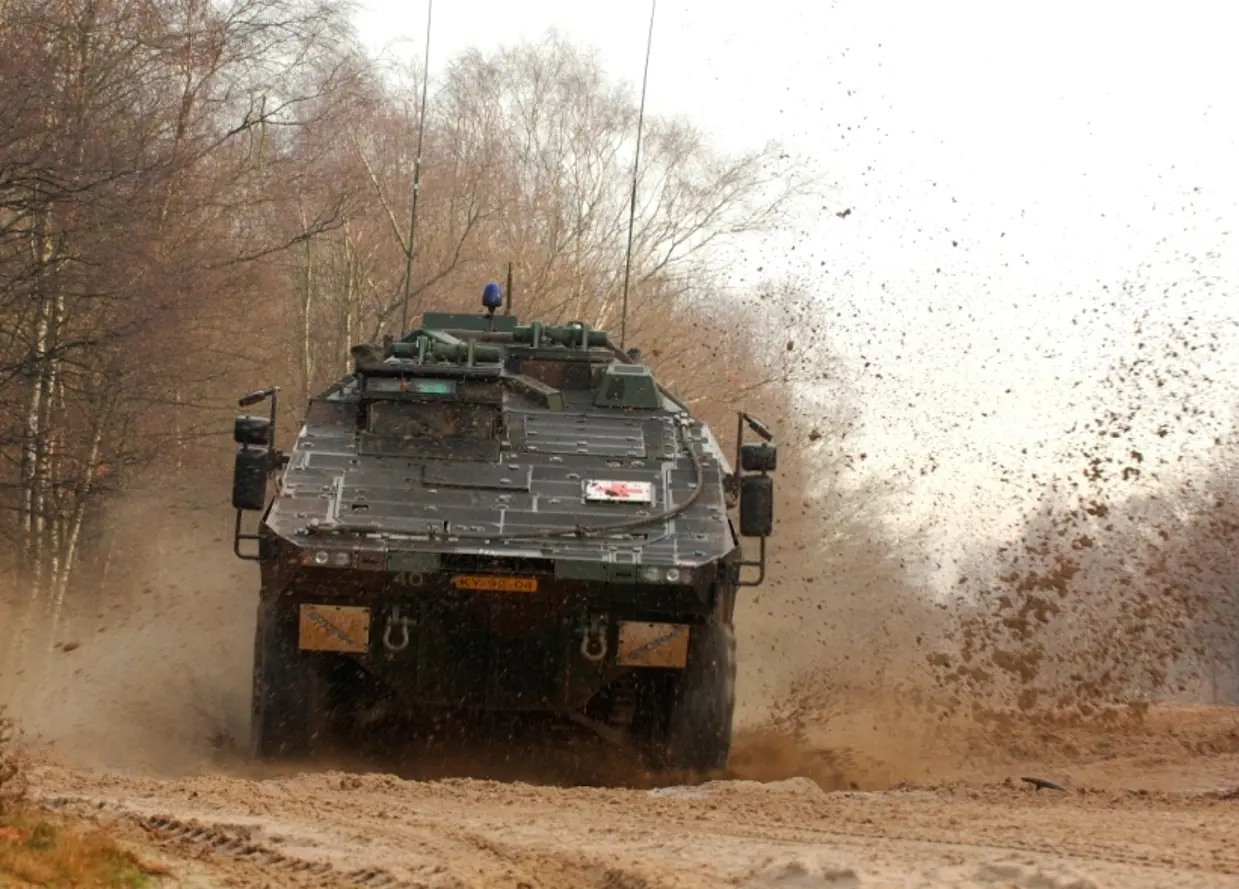 Vooraanzicht Boxer-ambulance, rijdend door het zand.