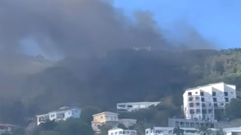 Opstijgende rookpluimen.