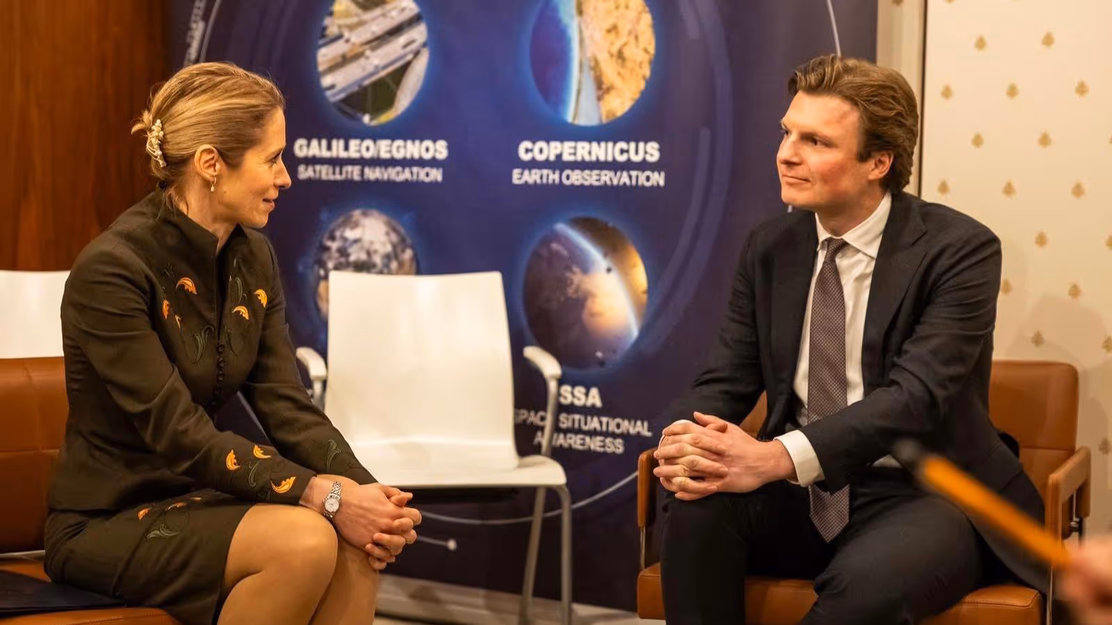Minister Brekelmans en de vicevoorzitter van de Europese Commissie Kaja Kallas zitten beide op een stoel en zijn in gesprek.