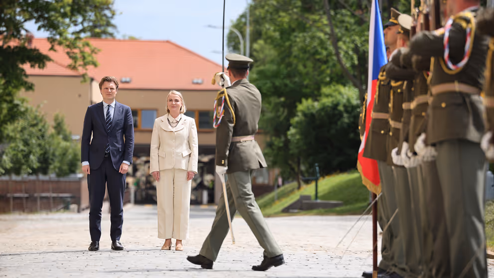 De ministers van Defensie van Nederland en Tsjechie.