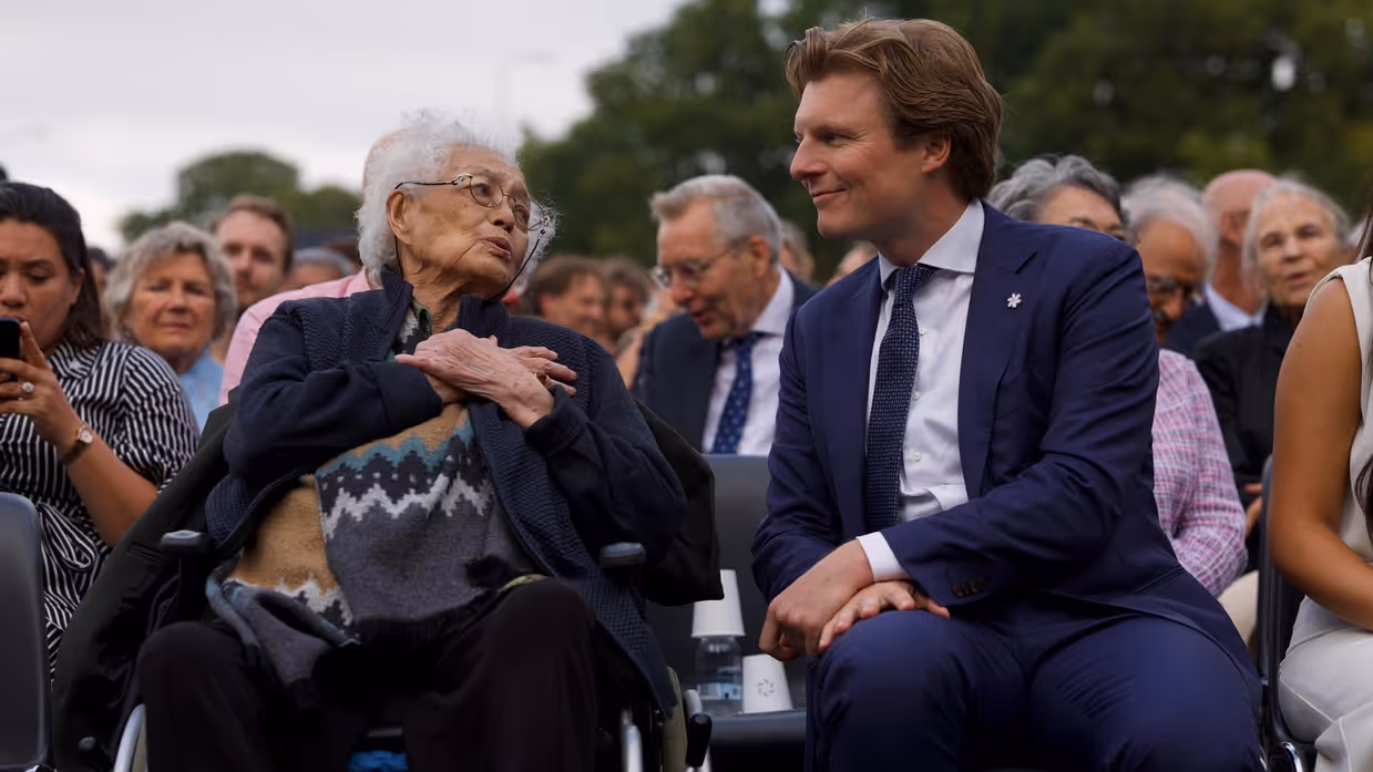Minister Brekelmans in gesprek met een toeschouwster. .