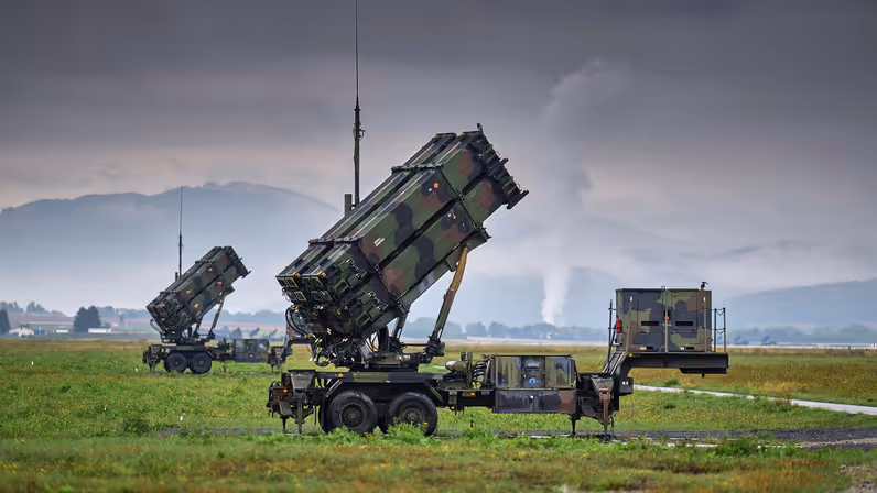 Twee Patriot-lanceerinstallaties op gras.