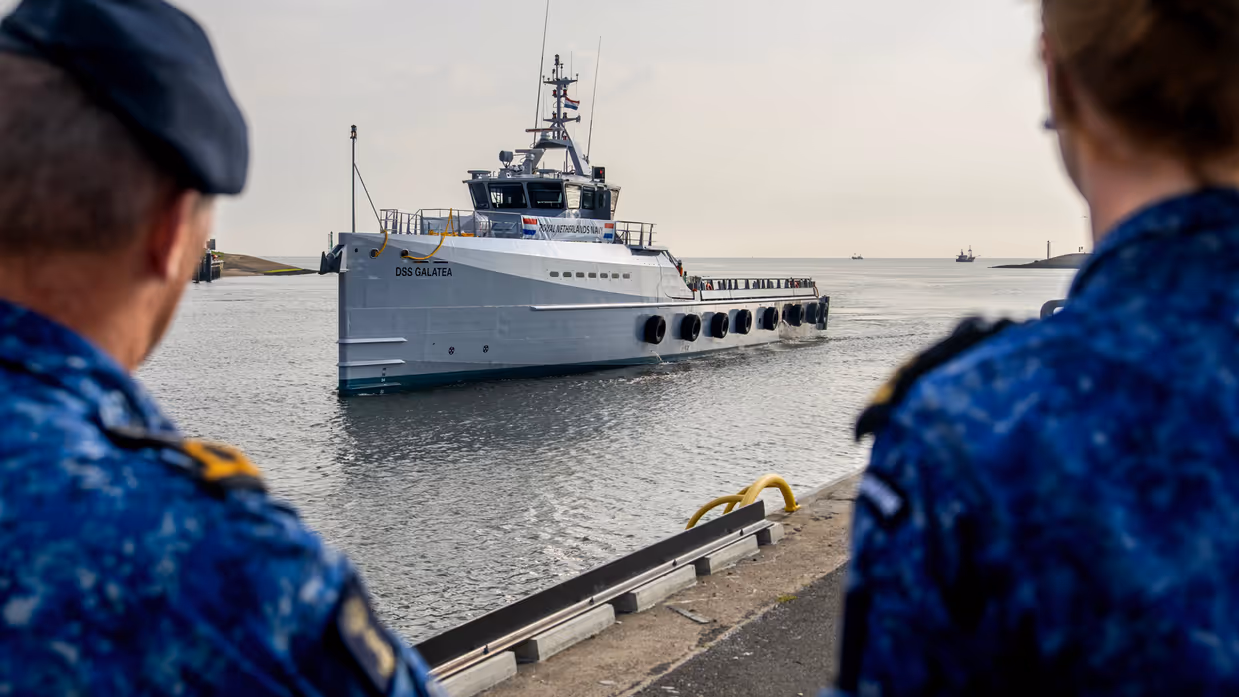  Patrouilleschip vaart haven binnen.