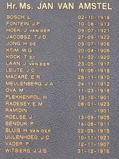 Links portret van LTZ 2 Hendrik de Jong, rechts een metalen plaquette met in gegraveerde letters namen, data en militaire rangen van gesneuvelde militairen, met bovenaan Hr. Ms. Jan van Amstel 08-03-1942. 