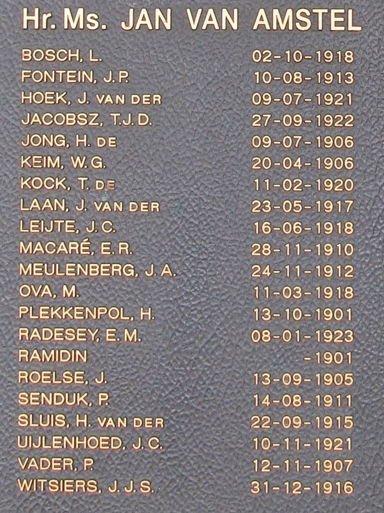 Links portret van LTZ 2 Hendrik de Jong, rechts een metalen plaquette met in gegraveerde letters namen, data en militaire rangen van gesneuvelde militairen, met bovenaan Hr. Ms. Jan van Amstel 08-03-1942. 