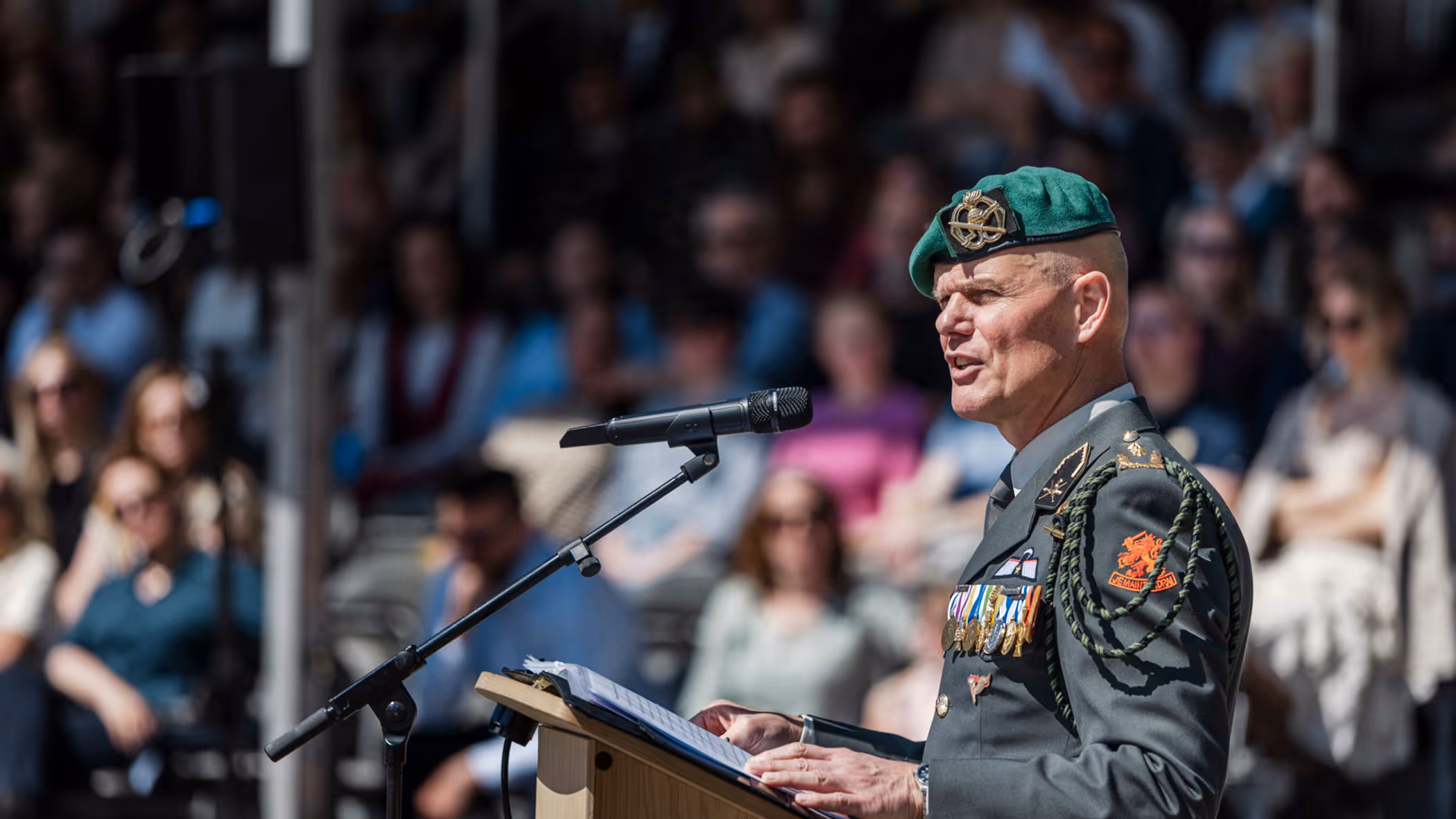 Generaal Swillens in zijn nette militaire pak met baret op.