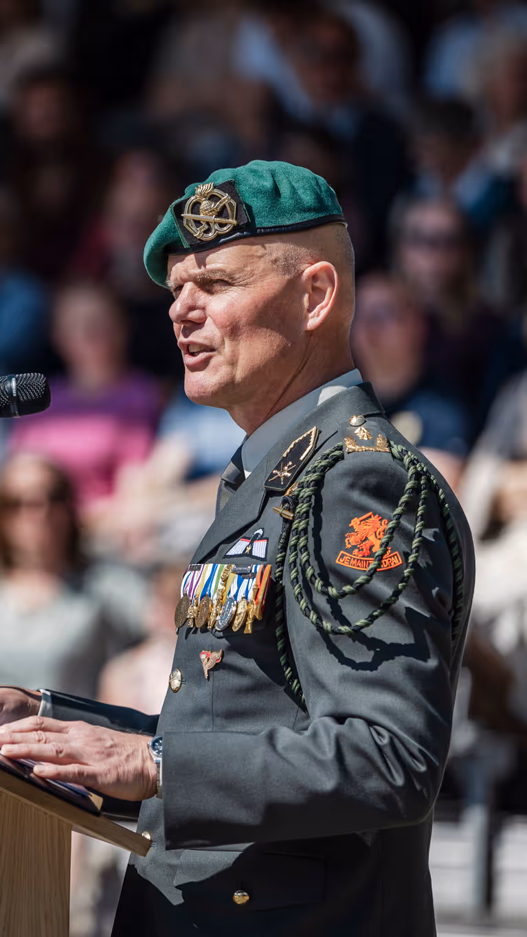 Generaal Swillens in zijn nette militaire pak met baret op.
