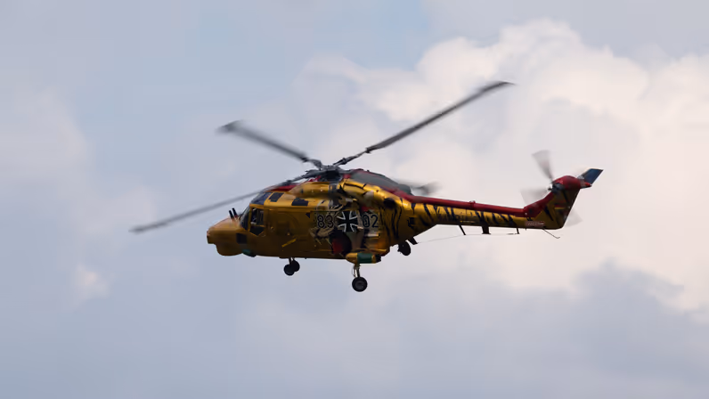 Een lynx-helikopter tegen een blauwe lucht