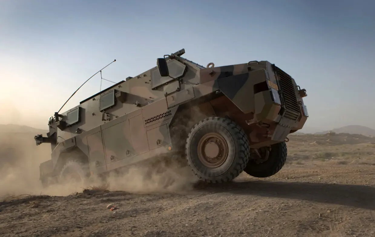 Bushmaster stuitert door het zand.