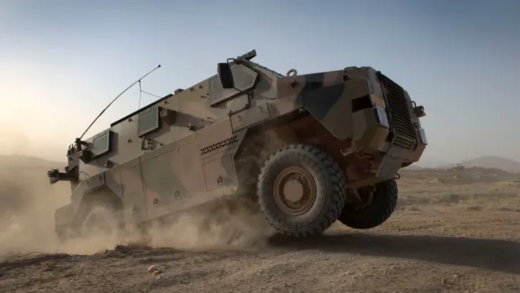 Bushmaster stuitert door het zand.