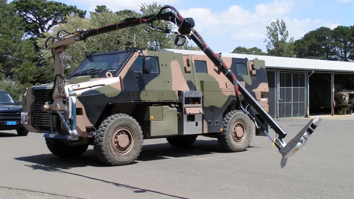 Een Bushmaster met onderzoeksarm.